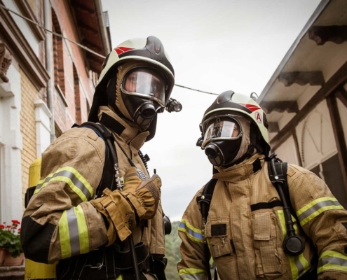 Feuerwehrleute mit Schutzmaske