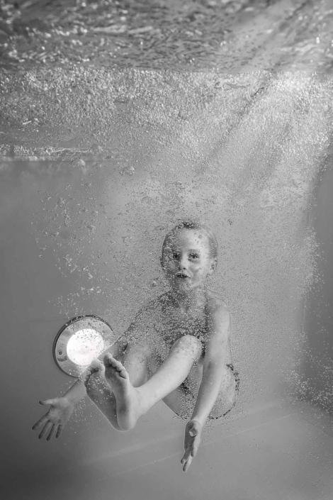 Unterwasseraufnahme Kind nach Sprung ins Wasser